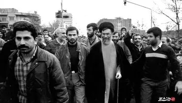 تصویری جالب از رهبر انقلاب در راهپیمایی ۲۲ بهمن در زمان ریاست جمهوری