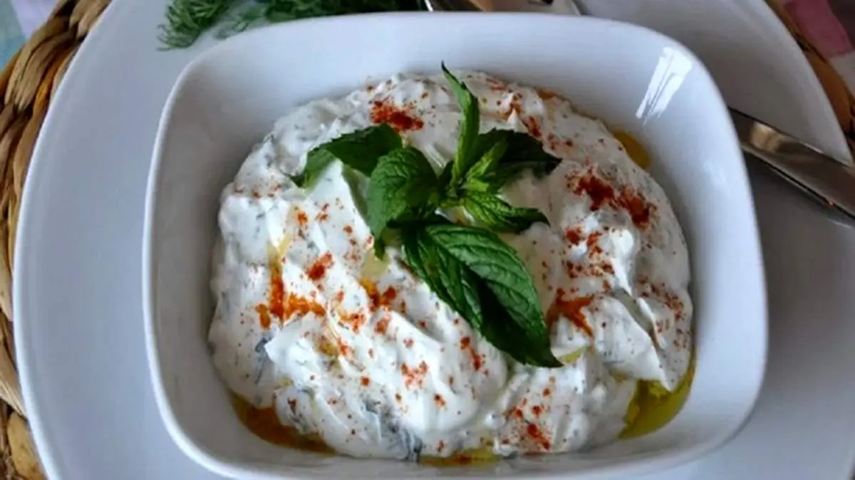 طرز تهیه دیپ ماست ترکی با طعم نعنا و سیر