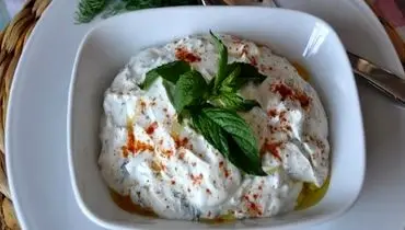 طرز تهیه دیپ ماست ترکی با طعم نعنا و سیر