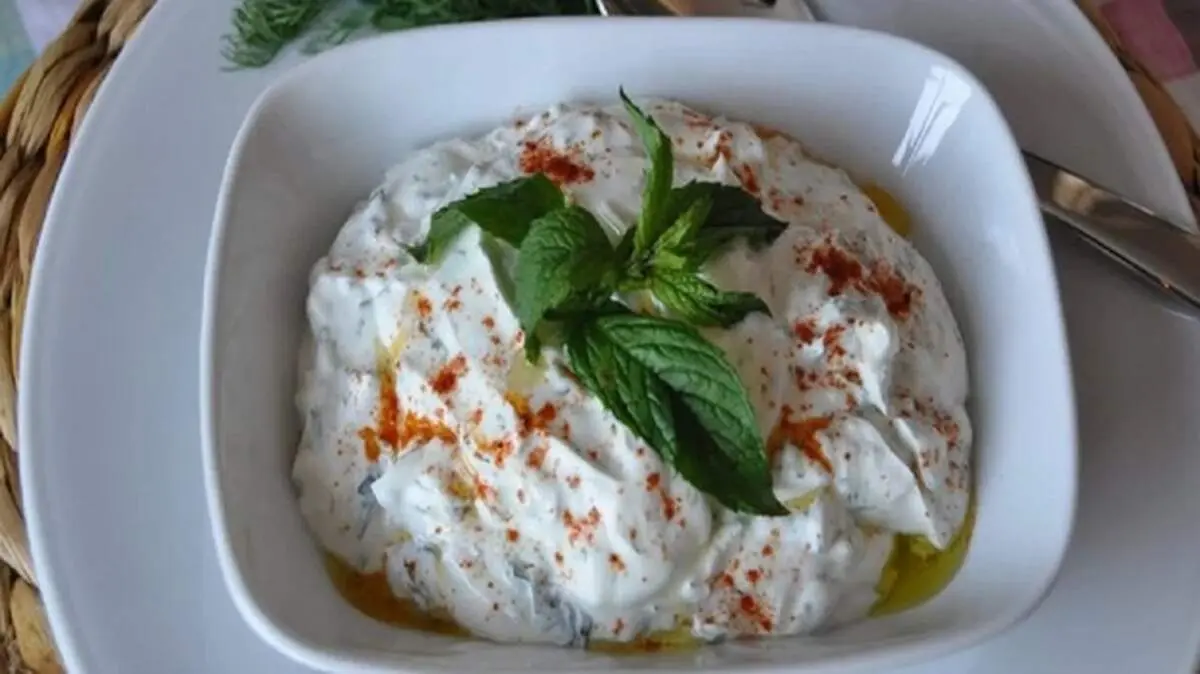 طرز تهیه دیپ ماست ترکی با طعم نعنا و سیر