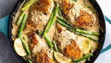 طرز تهیه خوراک مرغ و مارچوبه با سس خامه‌ای