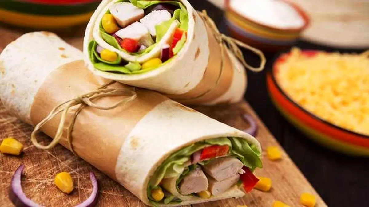 طرز تهیه ساندویچ چیکن رپ یونانی خوشمزه