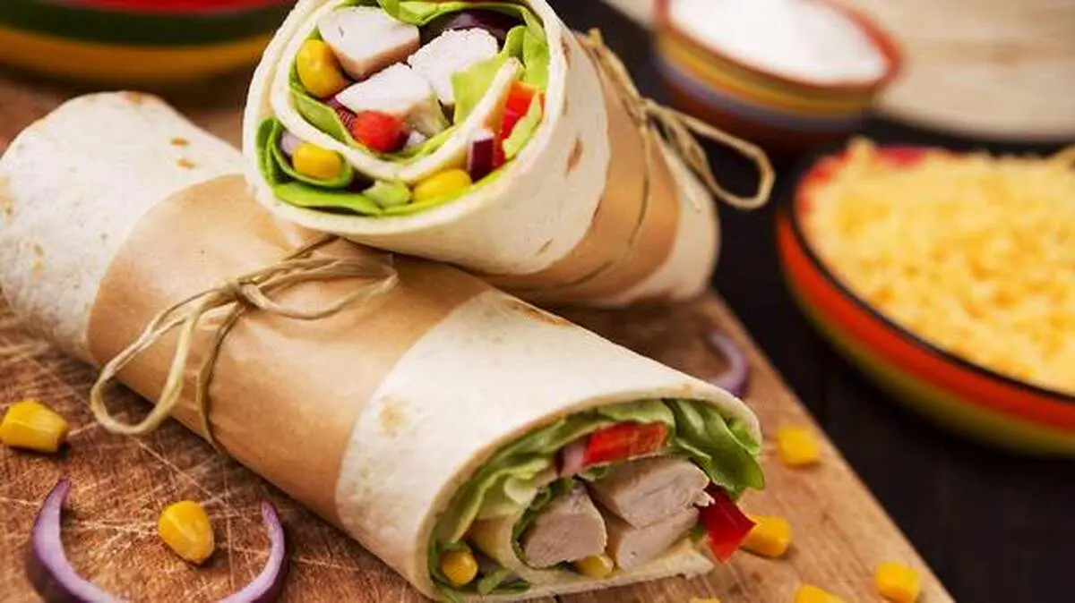 طرز تهیه ساندویچ چیکن رپ یونانی خوشمزه