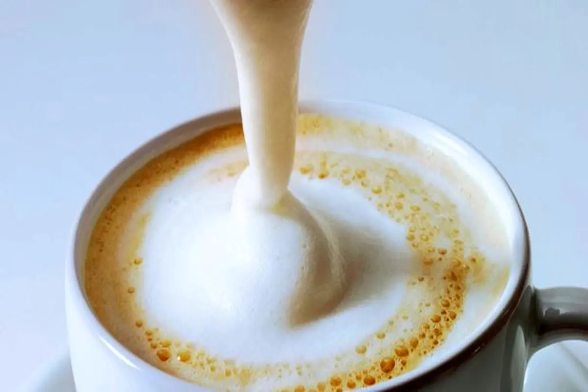 چطور کف شیر حرفه‌‎ای برای نوشیدنی درست کنیم؟