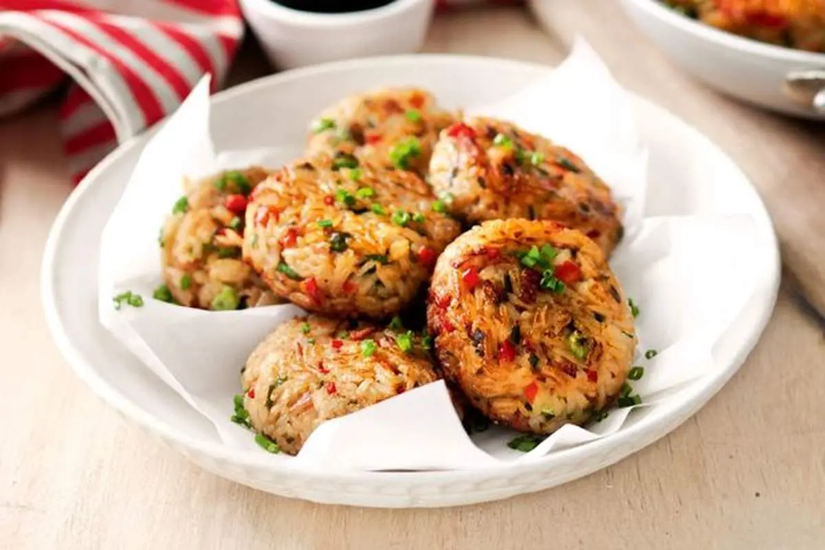 طرز تهیه کیک برنج سرخ شده خوشمزه