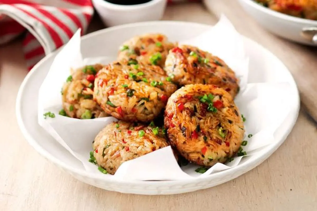 طرز تهیه کیک برنج سرخ شده خوشمزه