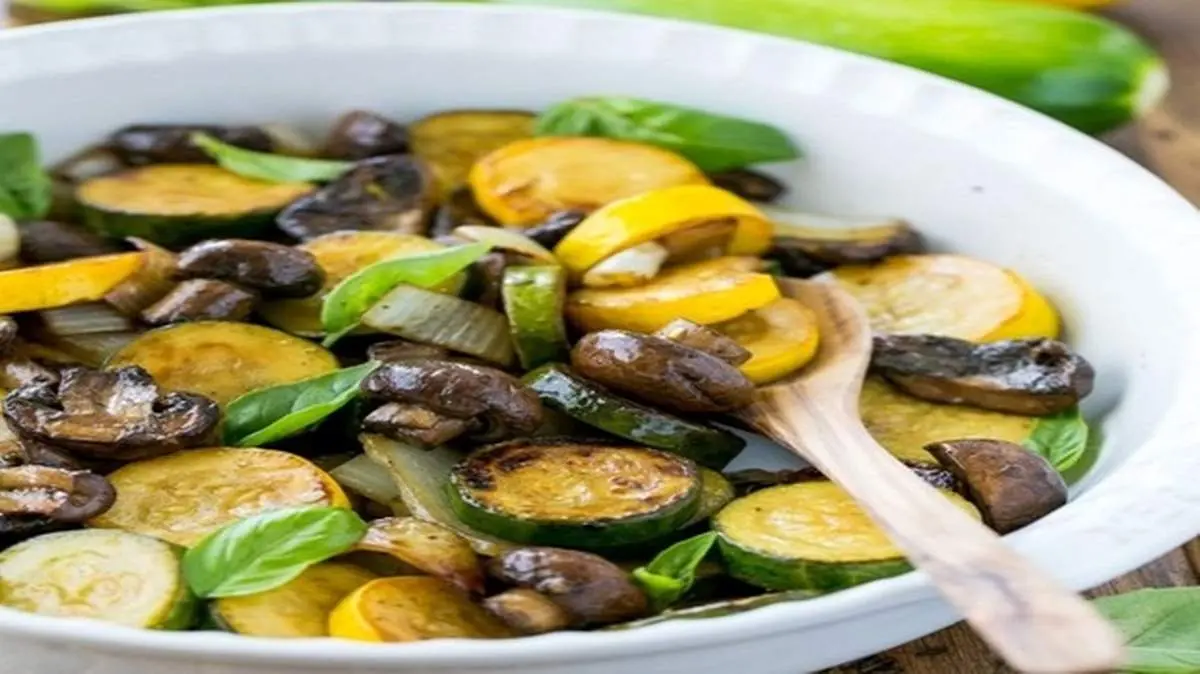 طرز تهیه خوراک کدو سبز و قارچ