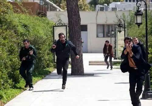 ژست متفاوت بازیگر آقازاده وسط ریل قطار!