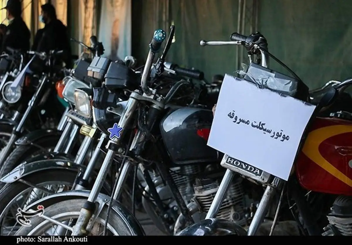 ترفند جدید سارقان موتورسیکلت/ "کتکزدن بچه" برای جلب مشارکت رهگذران در سرقت!