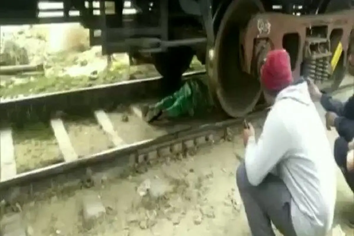 گیرافتادن زن هندی در زیر قطار در حال حرکت!+فیلم