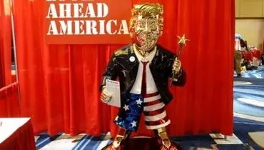 رونمایی از مجسمه طلای ترامپ در کنفرانس سالانه محافظه‌کاران آمریکا + فیلم