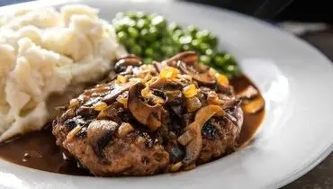 طرز تهیه استیک سالیسبوری همراه قارچ