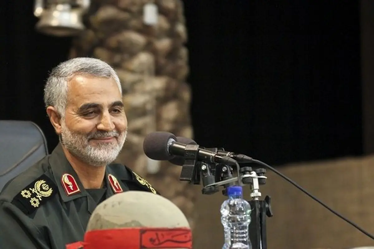 تصویر قدیمی مداح جبههها در کنار حاج قاسم سلیمانی+عکس