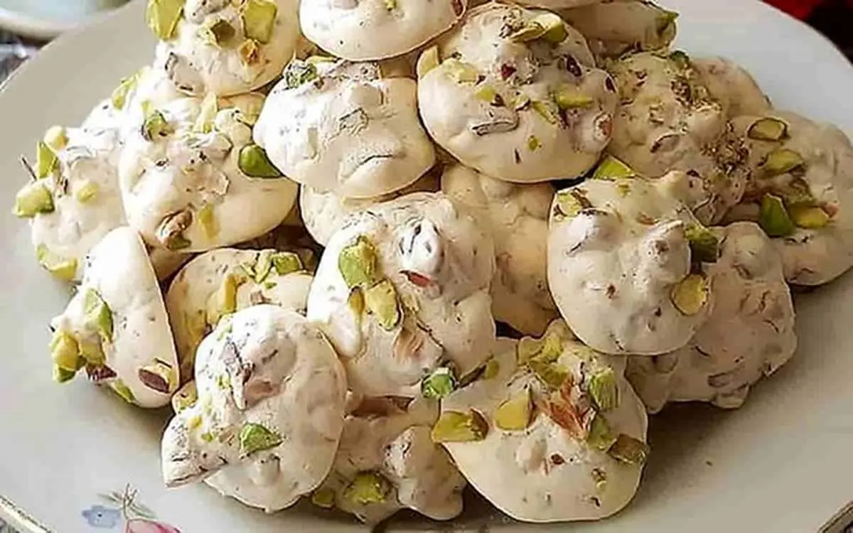 طرز تهیه شیرینی پفکی بادامی برای نوروز
