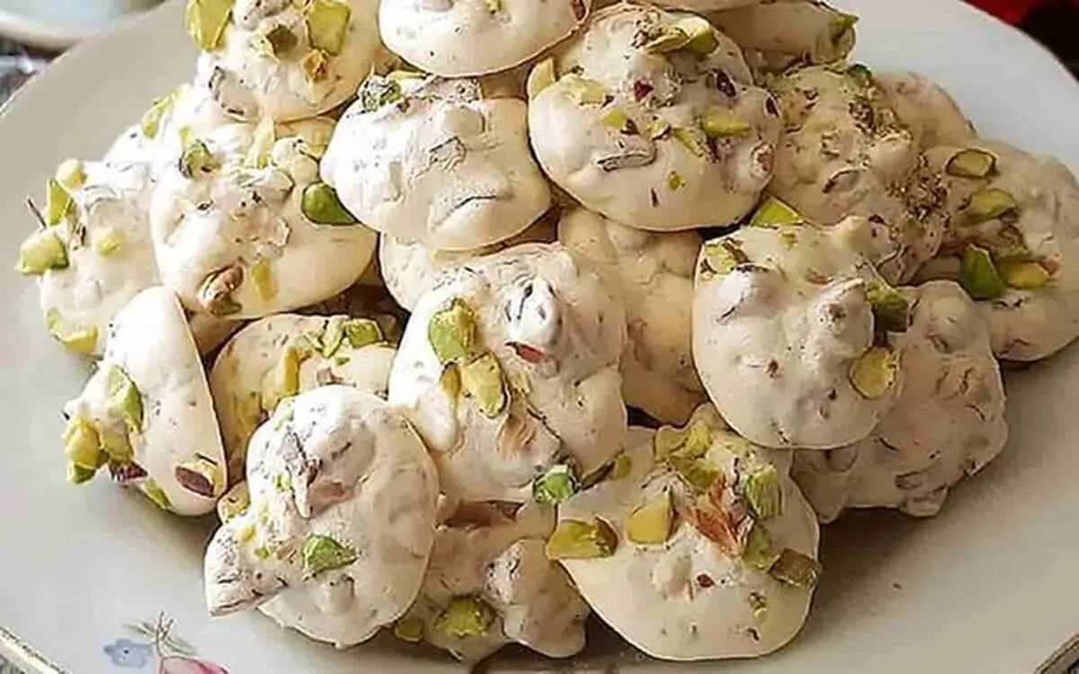 طرز تهیه شیرینی پفکی بادامی برای نوروز