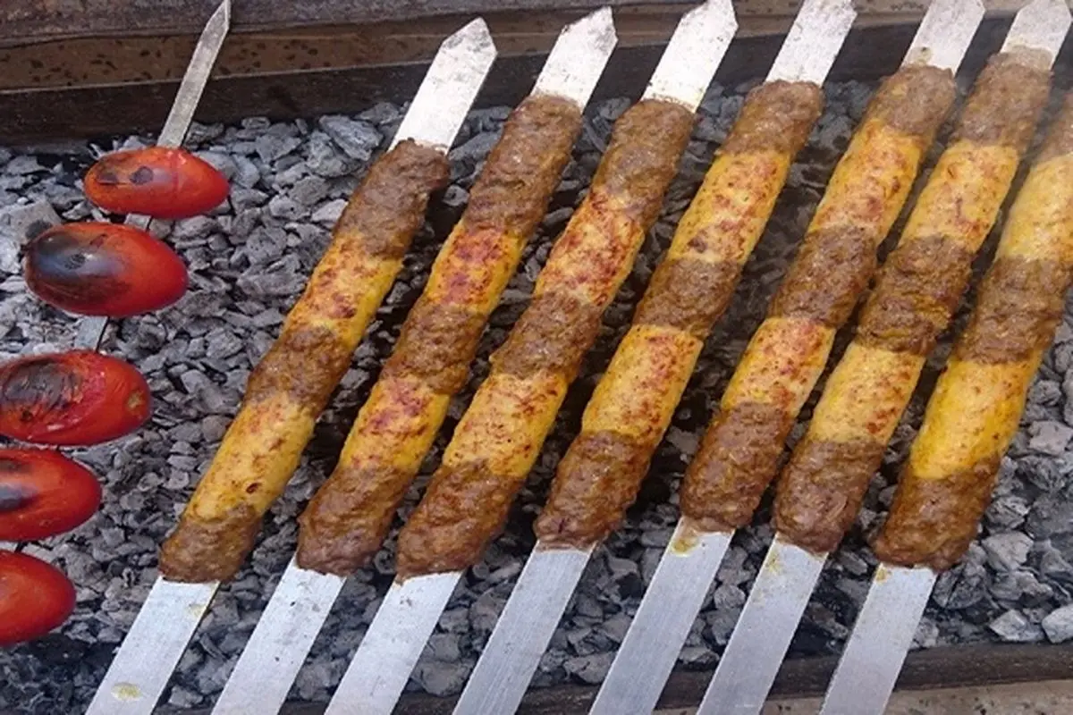 طرز تهیه کباب کوبیده دو رنگ ایرانی