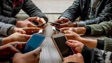 چرا نمی‌توانیم گوشی‌های خود را کنار بگذاریم؟
