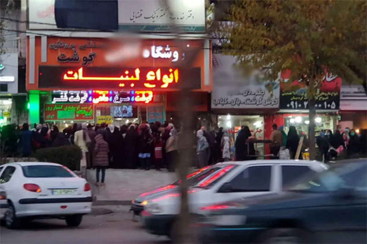 صف خرید مرغ زیر بارش برف در ارومیه+ فیلم
