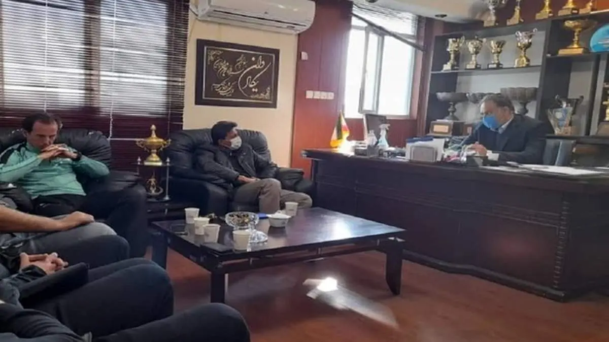 جدایی دستیاران فکری از استقلال