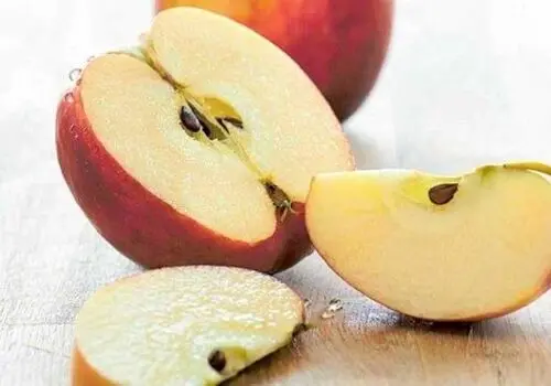 واقعا خوردن هسته سیب خطر دارد؟