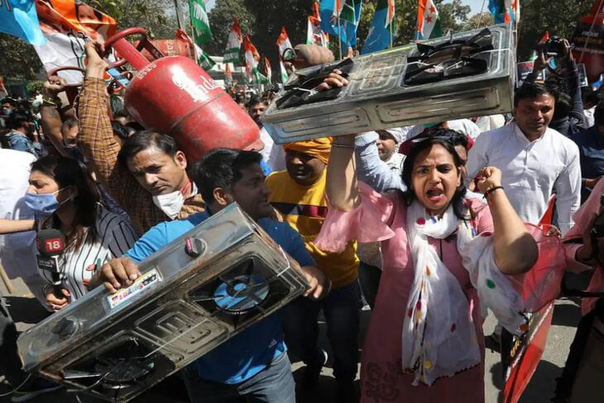 تظاهرات هندی‌ها با اجاق گاز! + عکس