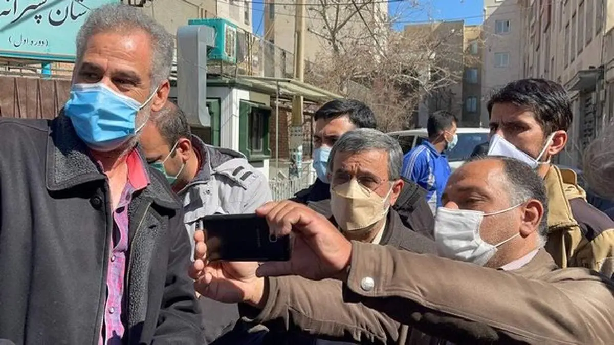 علاقه محمود احمدی نژاد به عکس یادگاری گرفتن