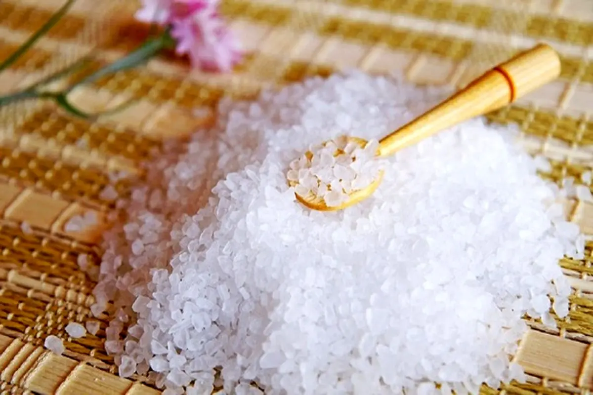 ۵ خاصیت مفید نمک دریا روی پوست و مو