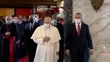 لحظه ورود پاپ فرانسیس رهبر کاتولیک‌های جهان به عراق + فیلم
