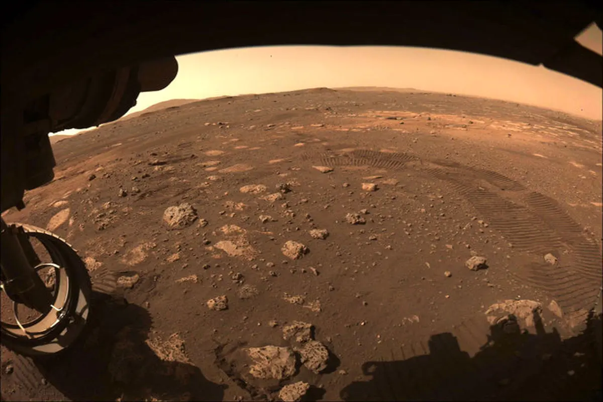 مریخ نورد استقامت برای اولین بار روی سیاره سرخ حرکت کرد + عکس