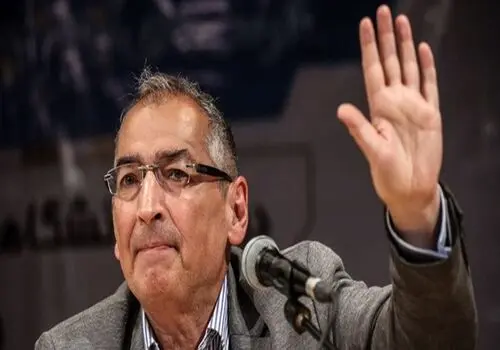 عکسی از صادق زیباکلام در پای صندوق رأی