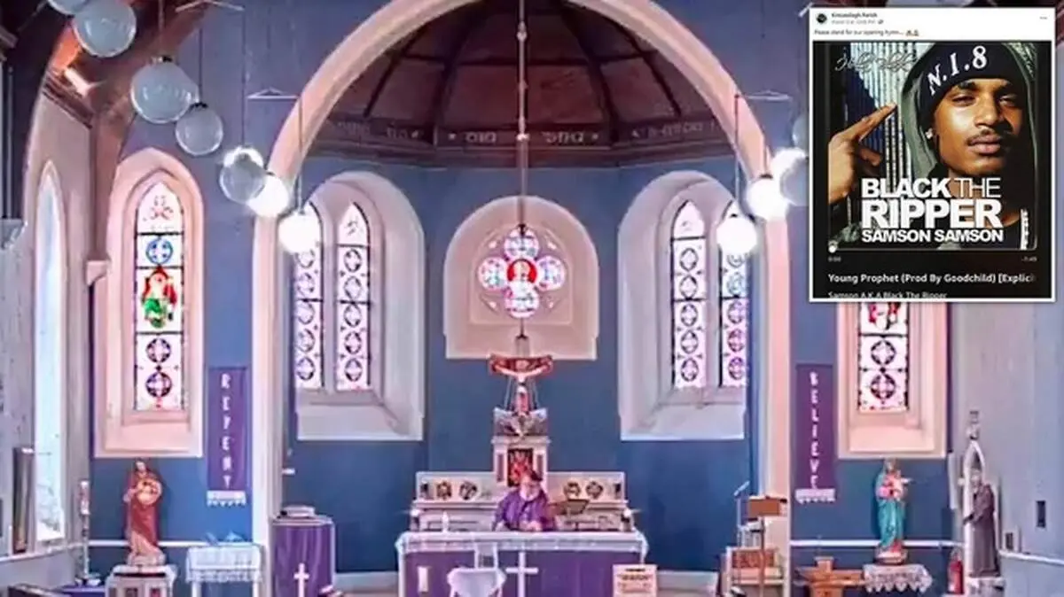 گاف عجیب کشیش حین پخش دعا در کلیسا! + فیلم