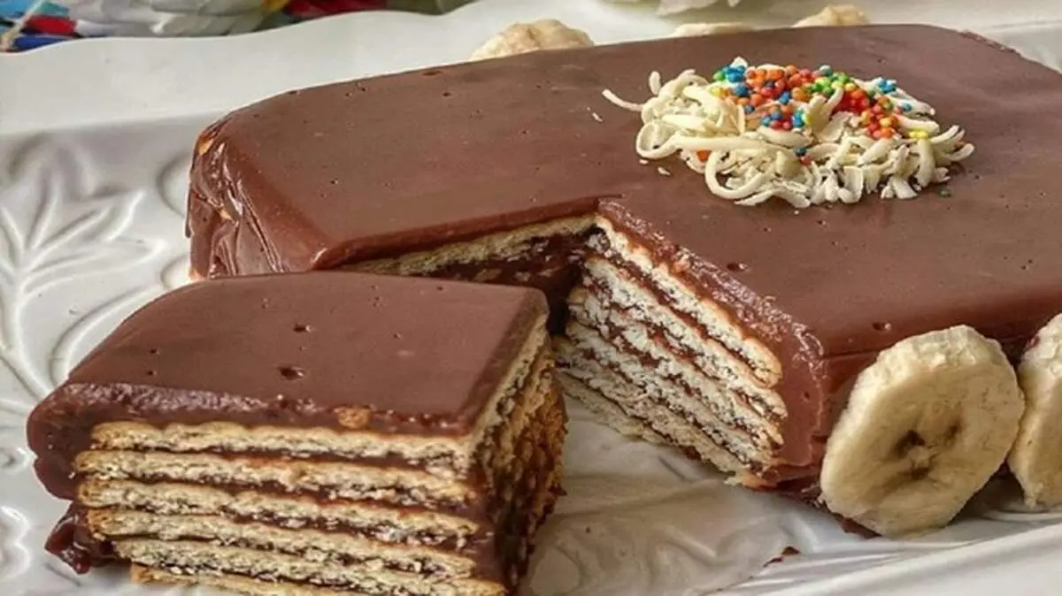 طرز تهیه کیک یخچالی با بیسکوییت