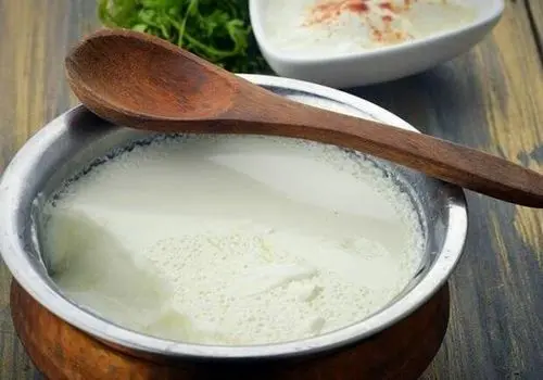 چرا ماست آب می‌اندازد؟ علمی‌ترین دلایل و ساده‌ترین ترفندهای خانگی