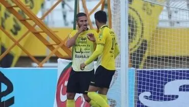 سپاهان صدر را از چنگ پرسپولیس درآورد