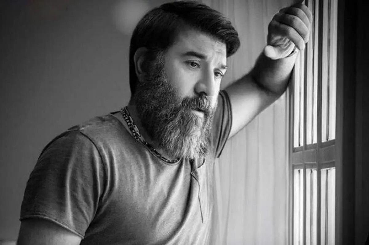 "ننه علی" بر سر مزار پسرش در روز اول عید+ عکس