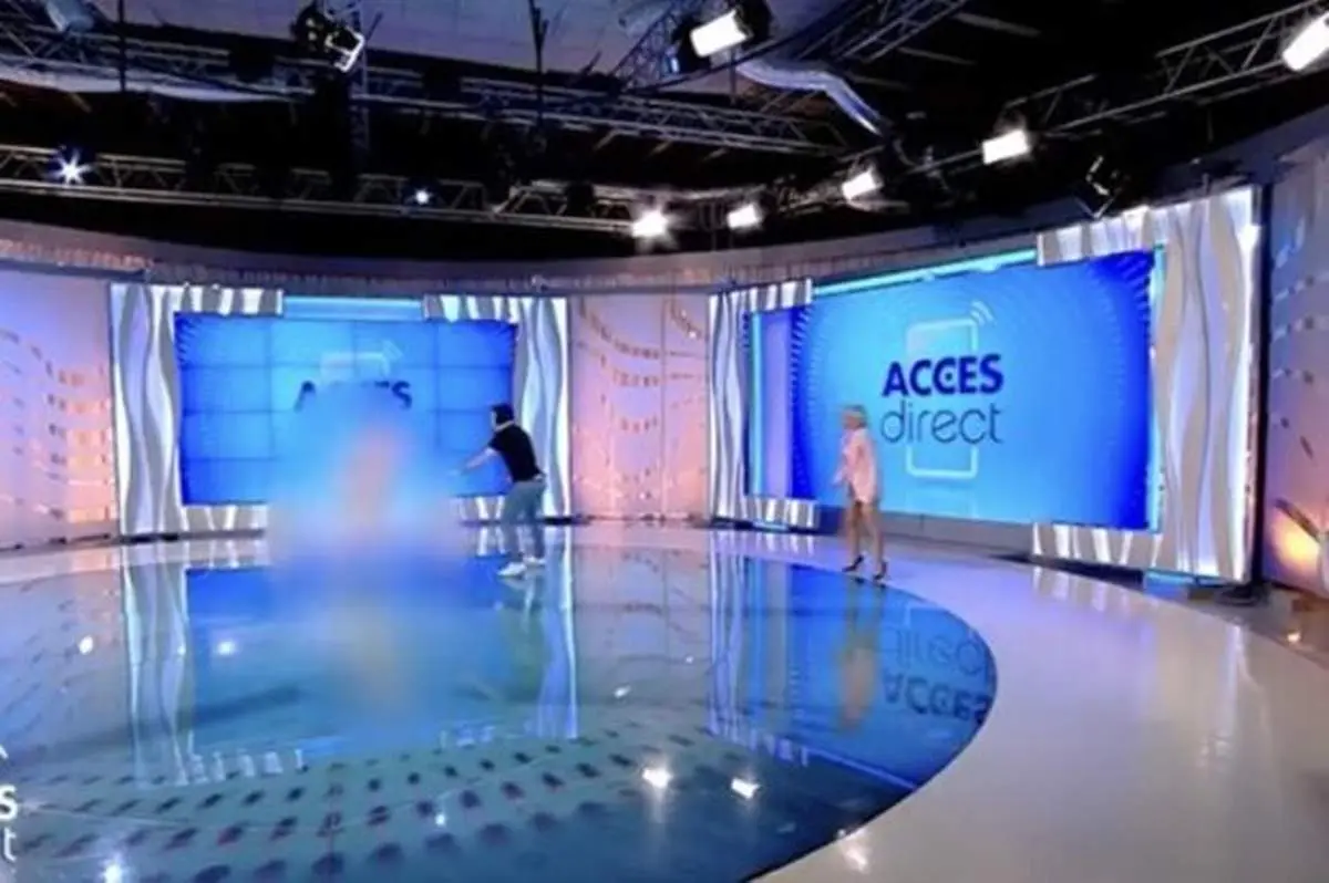 حمله زن برهنه به مجری رومانیایی روی آنتن زنده+ فیلم