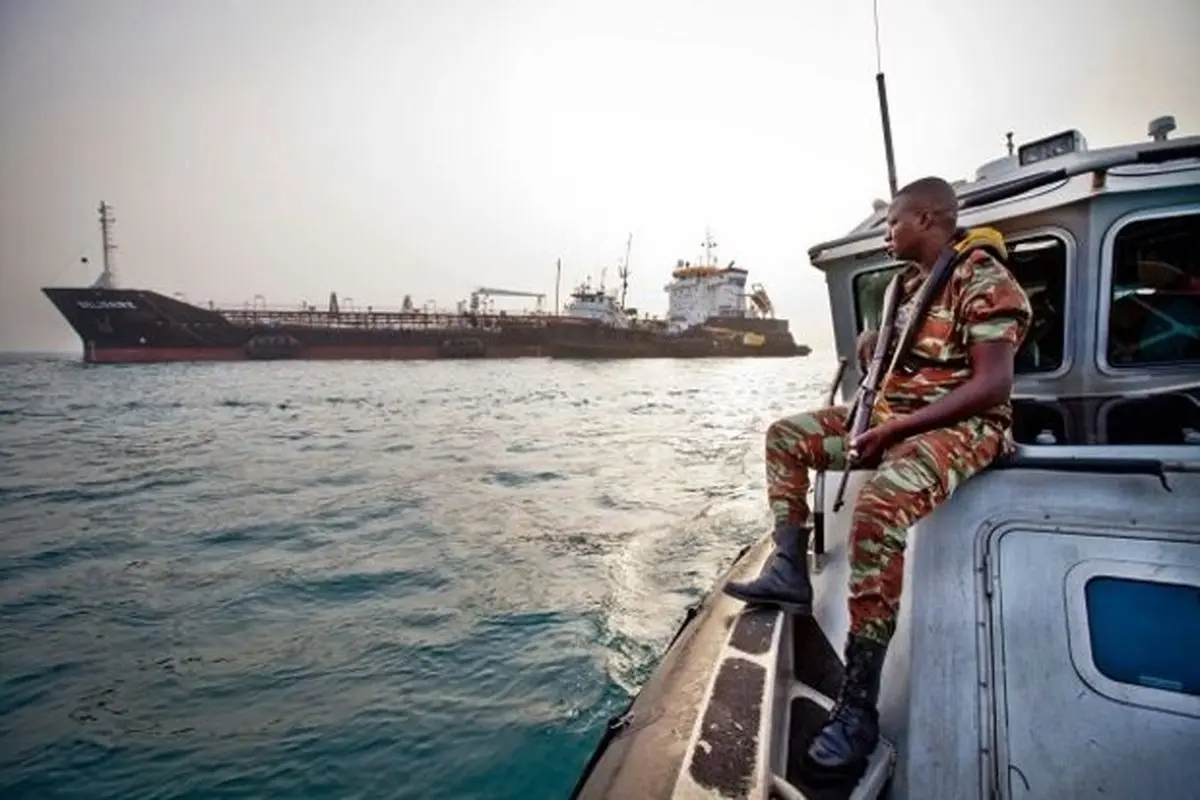 دزدان دریایی ۱۵ خدمه یک کِشتی را در خلیج گینه ربودند