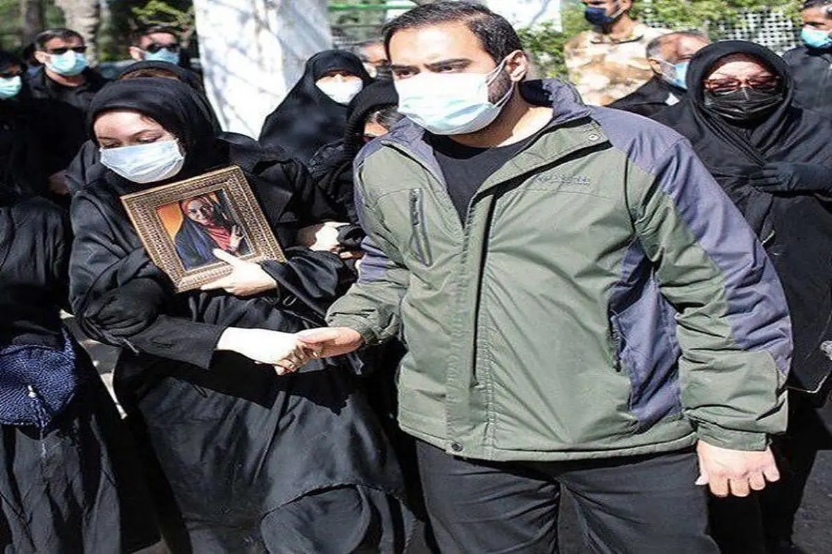 خواهر و همسر خواهر آزاده نامداری در مراسم خاکسپاری +عکس