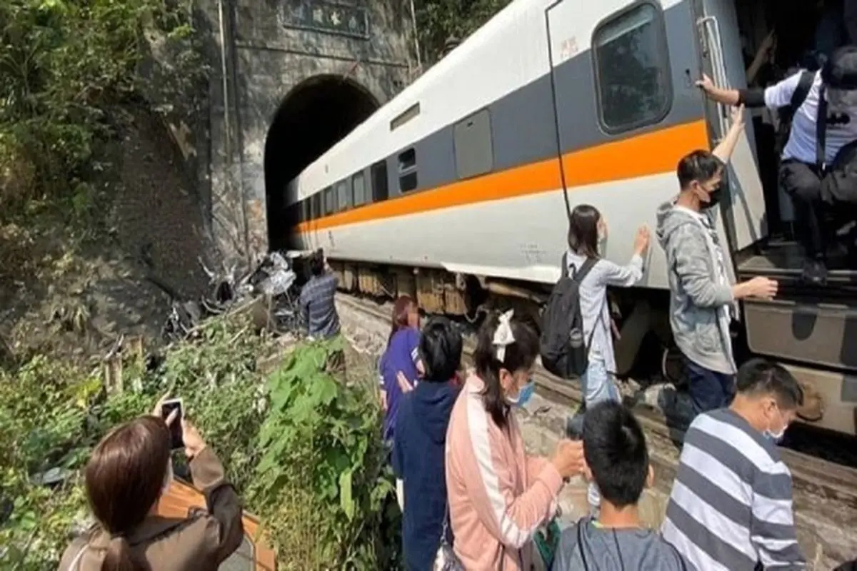 تصادف مرگبار قطار و کامیون در تایوان با ۳۶ کشته+فیلم