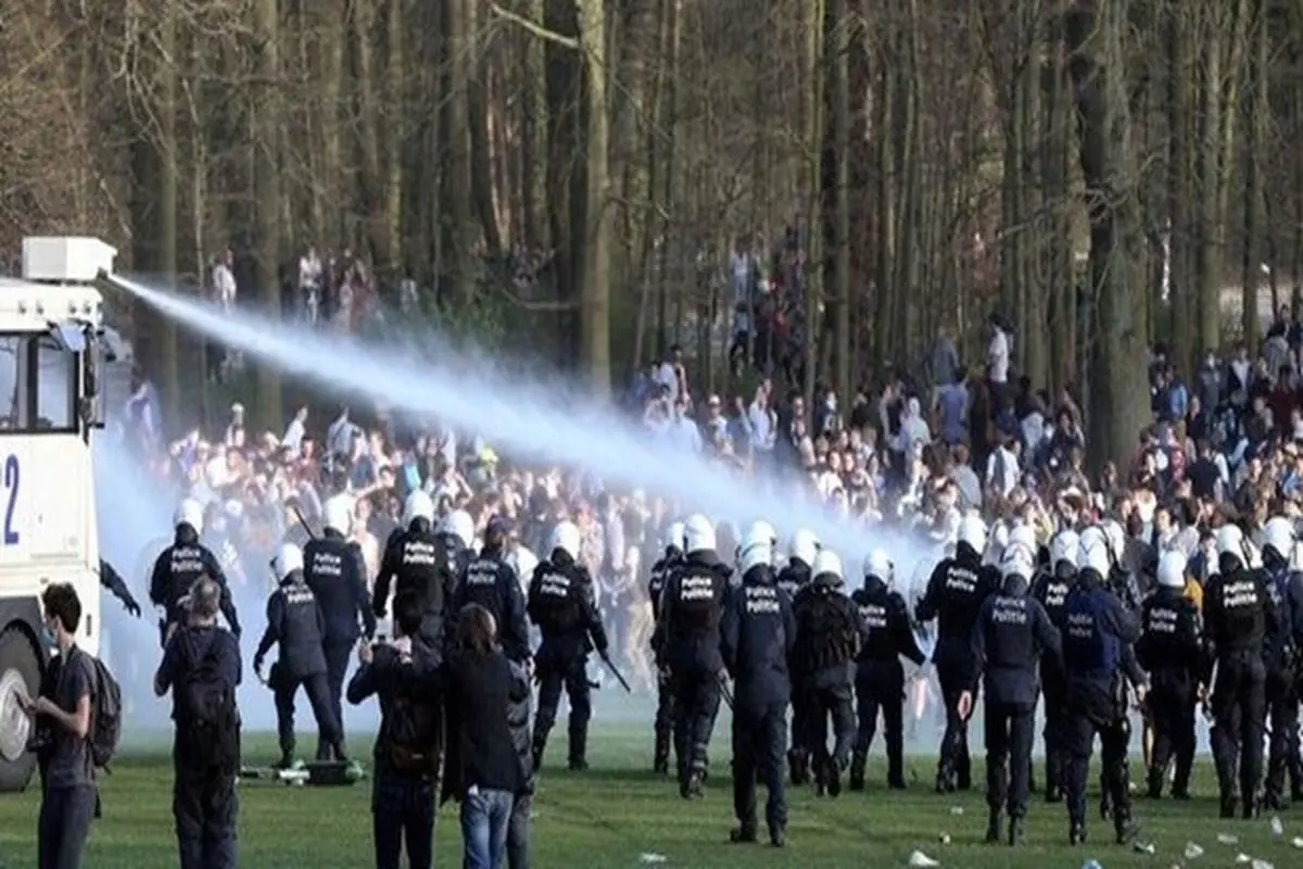 دروغ آوریل به درگیری پلیس و مردم بروکسل انجامید! + تصاویر