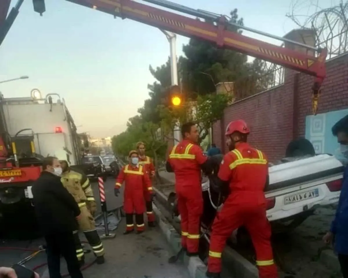 مصدومیت ۵ نفر در یک سانحه تصادف در مقابل بیمارستان هجرت