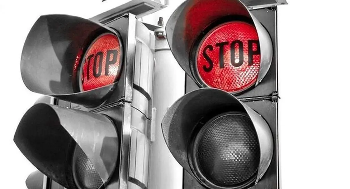 پخش صدای جیغ ترمز پس از عبور عابرین از چراغ قرمز + فیلم