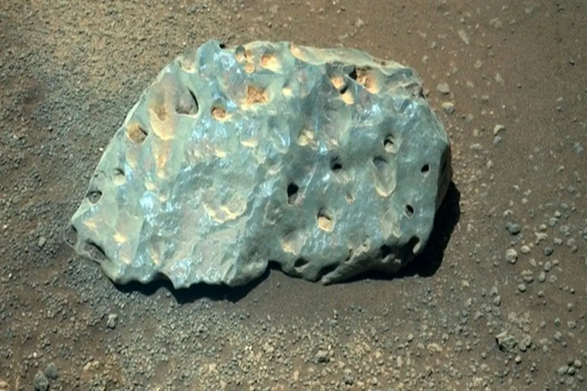 کشف یک سنگ عجیب در سطح مریخ + تصاویر