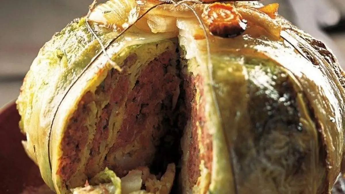 طرز تهیه کیک بی نظیر با برگ کلم و گوشت عربی
