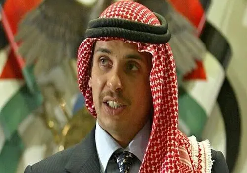 «ملک حسین، پادشاه اردن» به همراه دخترانش در محوطه کاخ اش؛ سال 1351