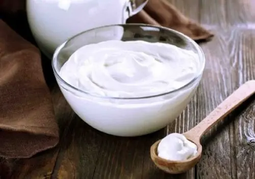 چرا ماست آب می‌اندازد؟ علمی‌ترین دلایل و ساده‌ترین ترفندهای خانگی