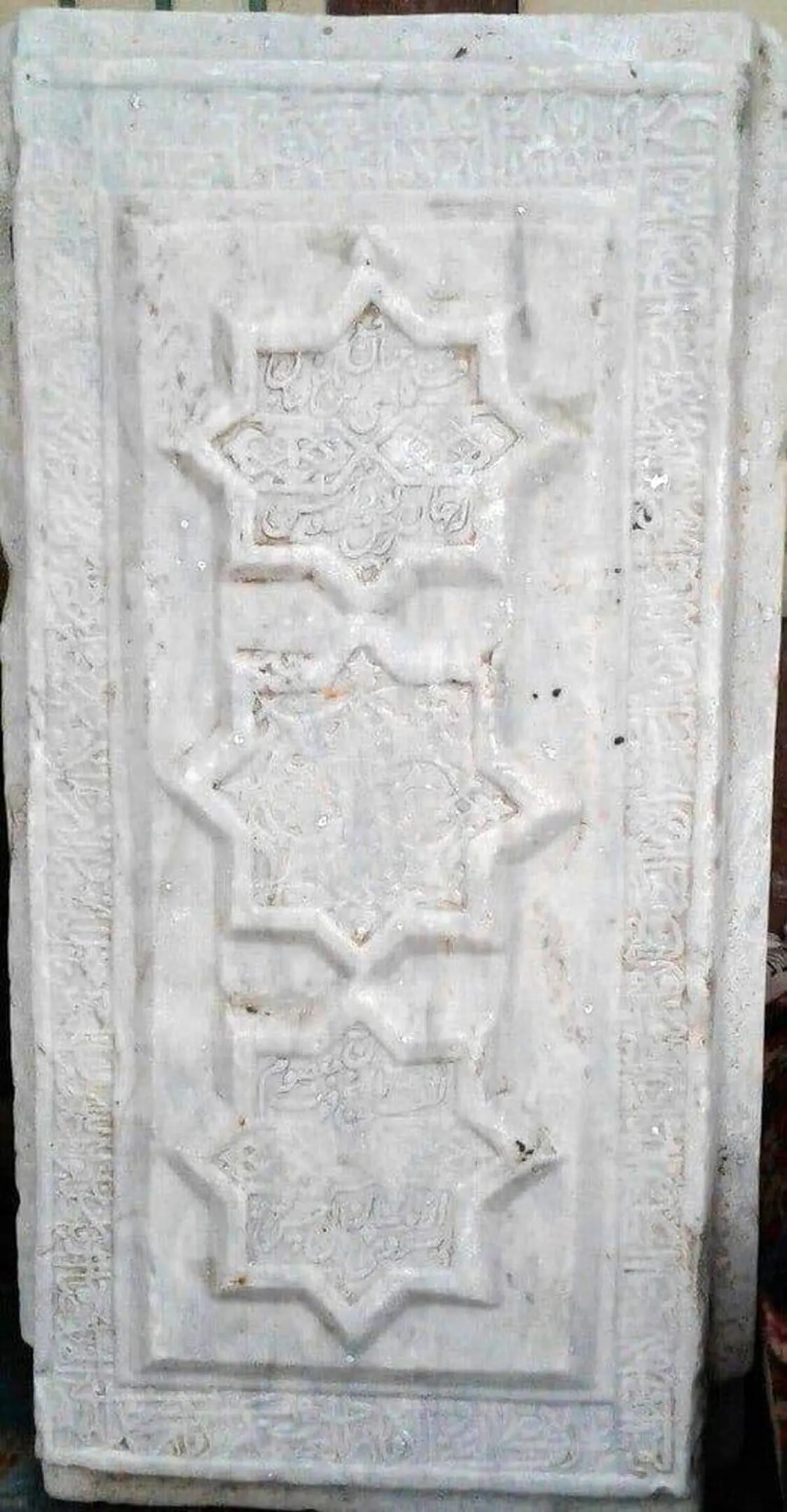 کشف سنگ مزار وزیر شاه تهماسب در همدان + عکس