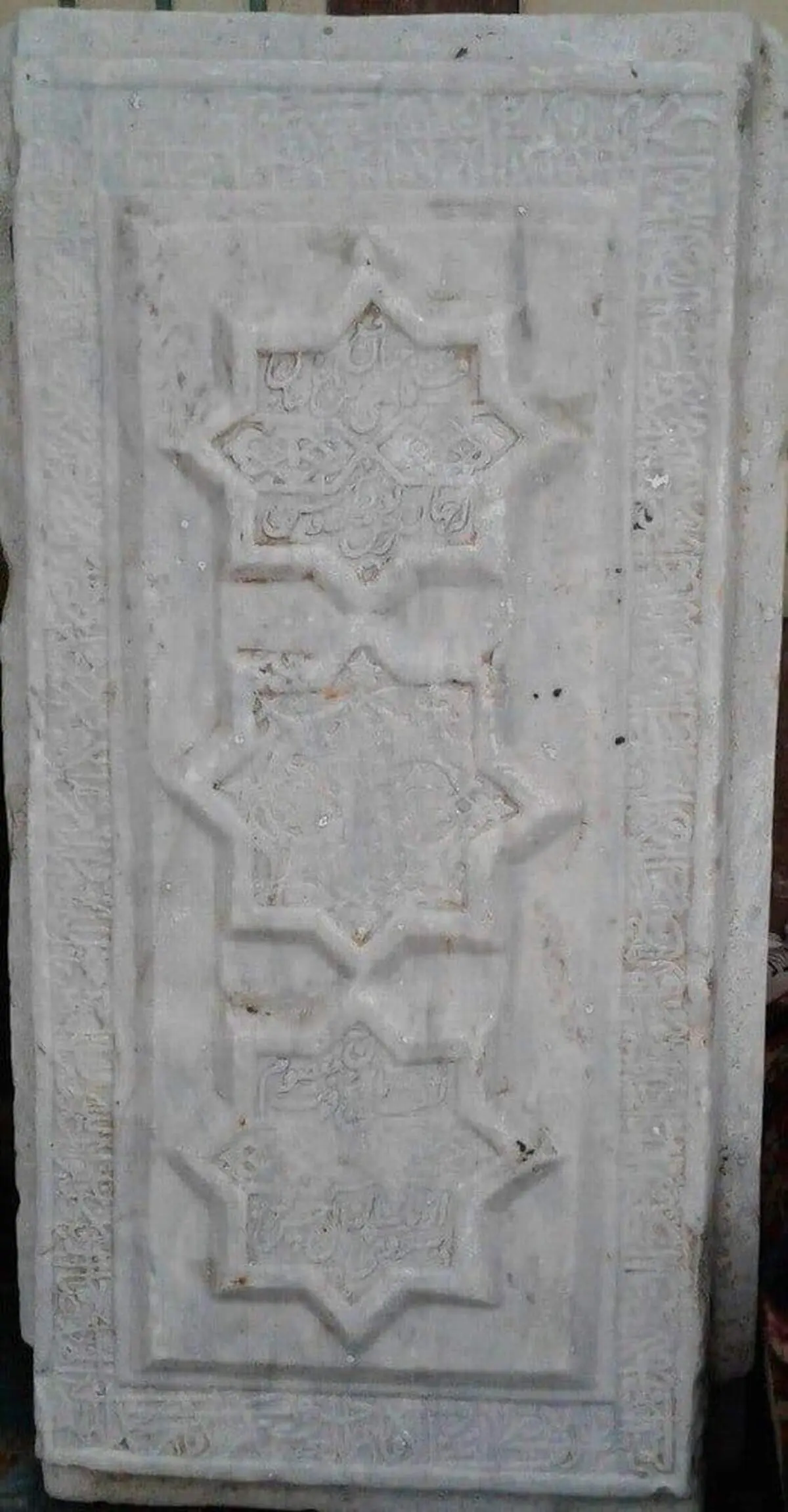 کشف سنگ مزار وزیر شاه تهماسب در همدان‌ + عکس