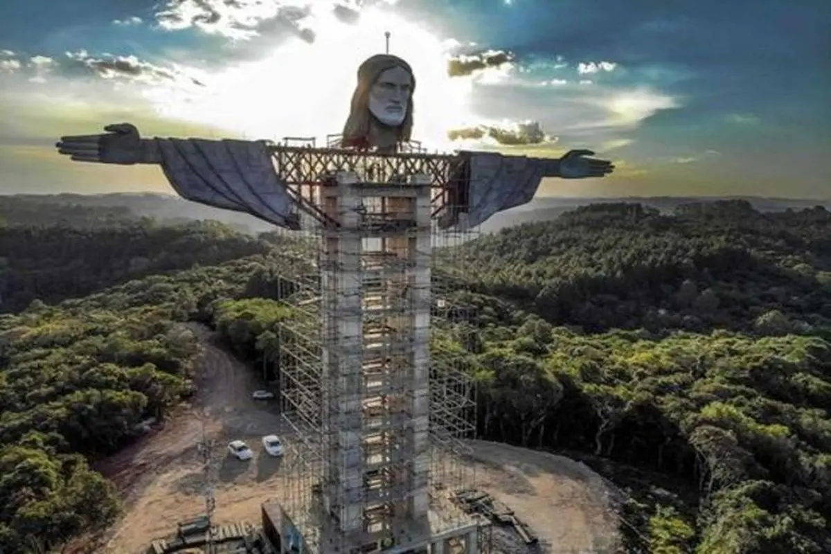 دیدنی های روز؛ از مسابقات شترسواری دوبی تا ساخت مجسمه جدید مسیح (ع) در برزیل