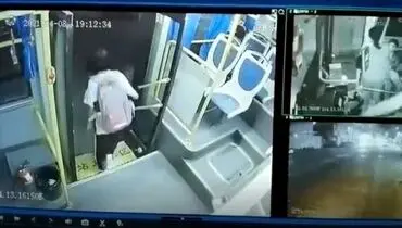 لحظه گیر افتادن دختر بچه بین دربهای اتوبوس+فیلم